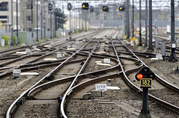 red signal tracks