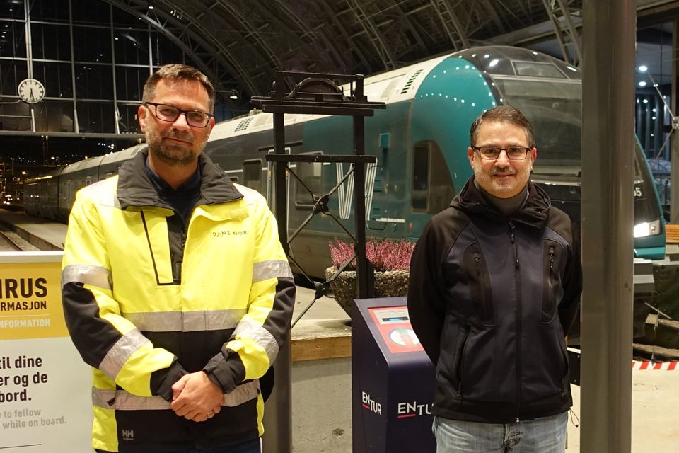 Bane NOR has entered into a contract with Azvi to rehabilitate the Ulriken tunnel from 1964. From left: Acting Project Manager Torbjørn Søderholm in Bane NOR and project manager Francisco Javier Cabeza Lainez in Azvi.