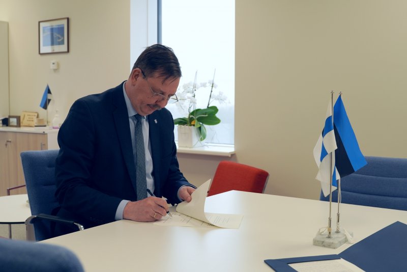 Estonia's Minister Taavi Aas signing the MoA for cooperation