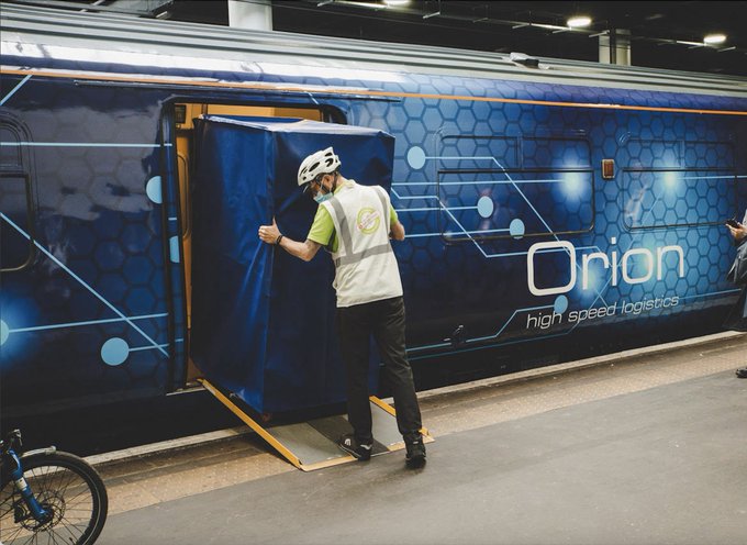 Man loads parcels brute onto train